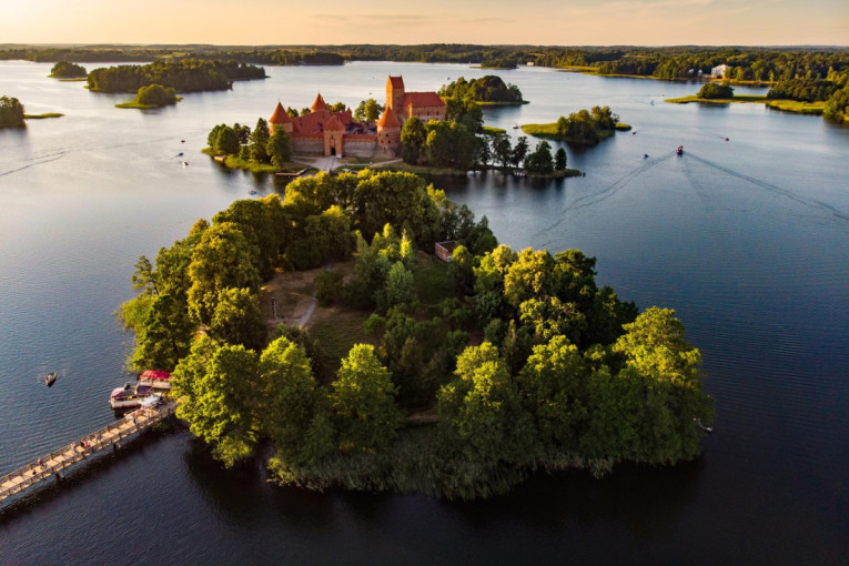 Jesen nikad nije bila čarobnija: Posetite grad gde se prošlost i priroda stapaju u najlepši prizor (VIDEO)