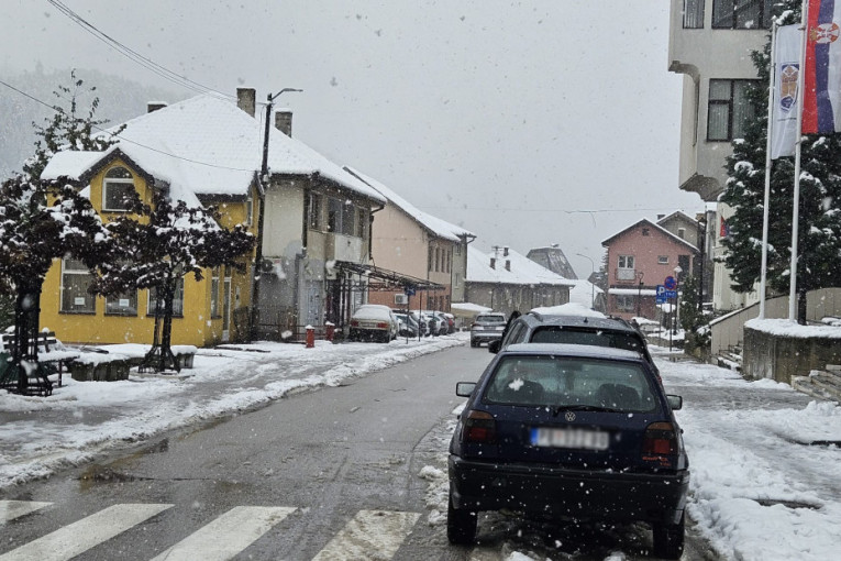 Vejavica divlja na Zlatiboru: Kiša se pretvorila u sneg, ulice pobelele za pola sata!