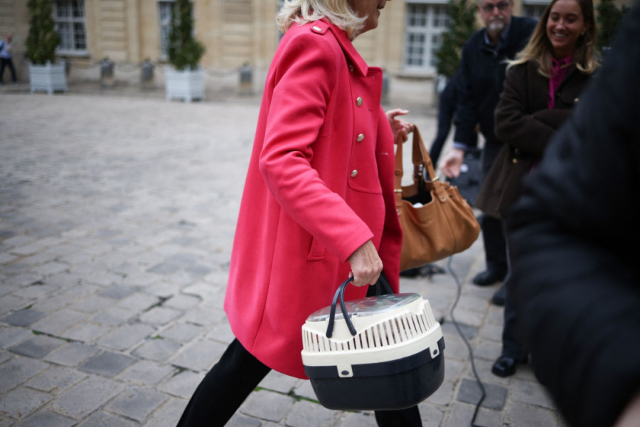 Neočekivani gost u Matinjonu: Le Pen sakrila mače iza leđa