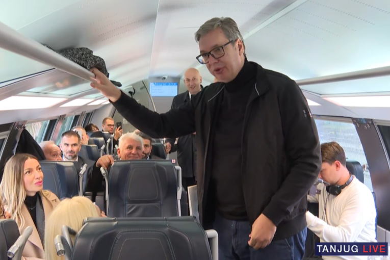 Znači, sine, hvala Vučiću! Deda Vukosav najstariji putnik u vozu do Subotice (VIDEO)