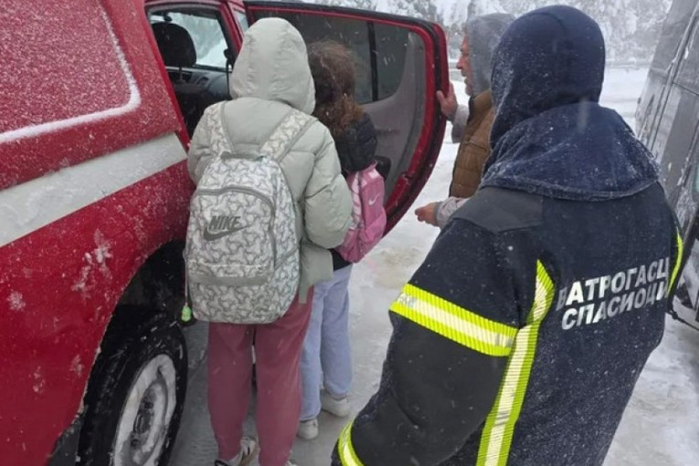 Sneg napravio haos na planinama! Stočari i stada ostali zarobljeni, čekaju vatrogasce