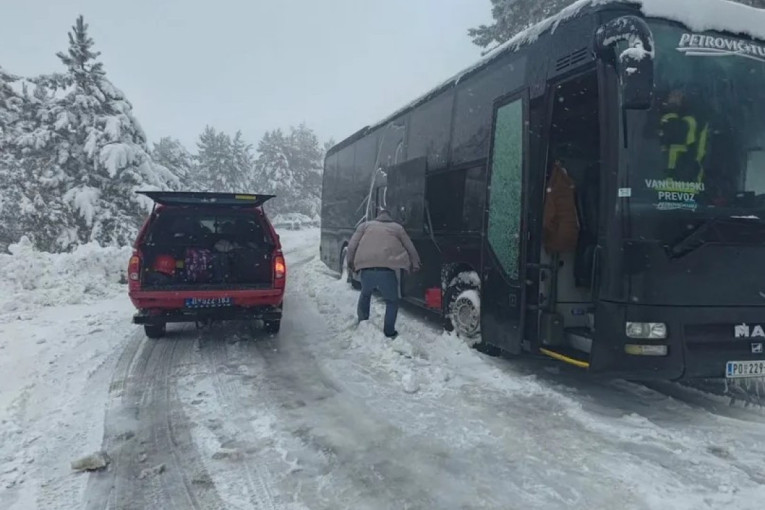 Drama na Divčibarama: Đaci zavejani u snegu, usledila akcija spasavanja! (FOTO)
