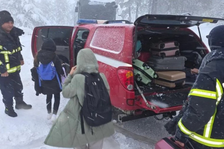 Drama na Divčibarama: Đaci zavejani u snegu, usledila akcija spasavanja! (FOTO)