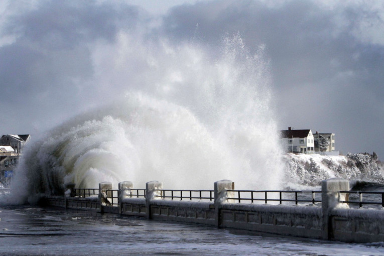 Stravična oluja ubija u Britaniji! Vetar čupa drveće, bez struje hiljade ljudi, talasi su zastrašujući (VIDEO)