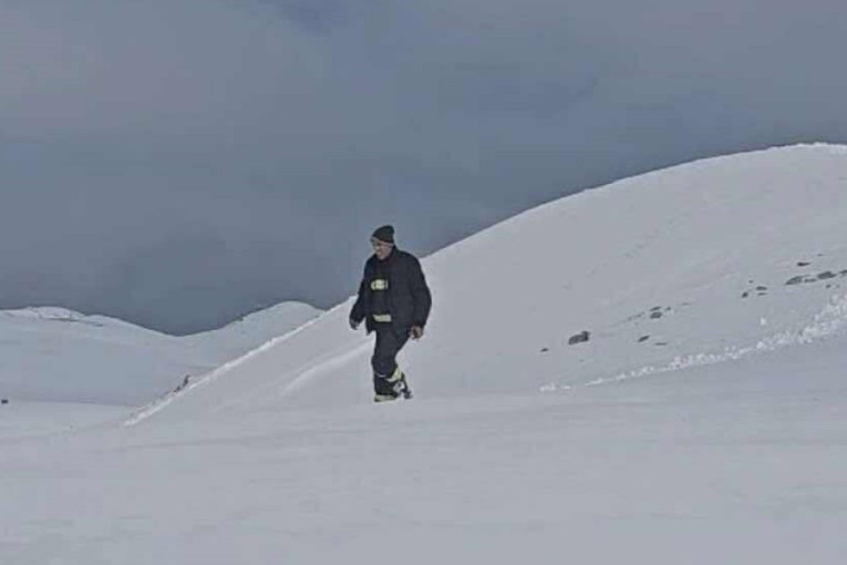 Dramatične scene na Sinjajevini: Vatrogasci posle sedam sati stigli do zarobljenih stočara! (FOTO)