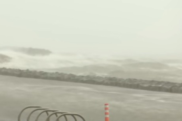 Snažna oluja pogodila Irsku: Ima mrtvih, objekti bez struje (VIDEO)