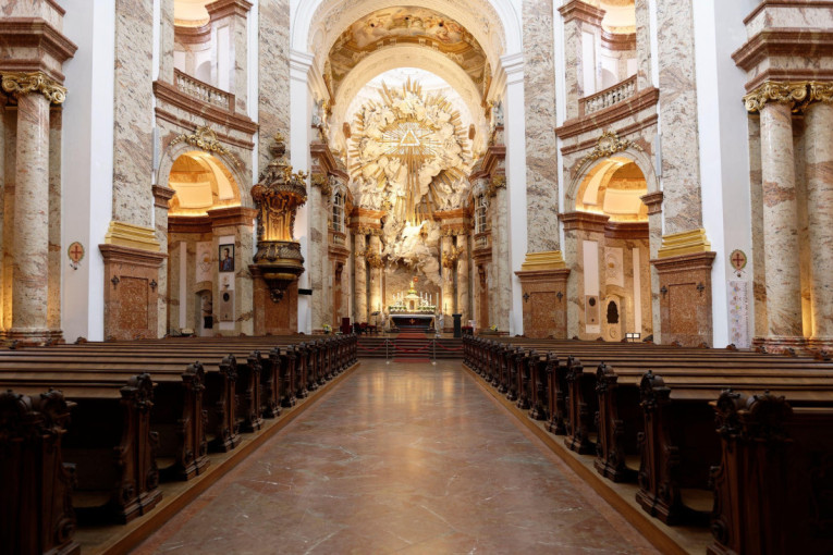 Hitno evakuisana crkva: Sumnjiv zvuk dopirao iz torbe, narod prestrašen!