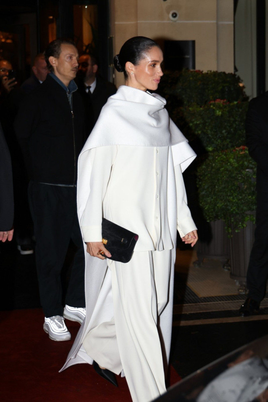 Ona zna kako se to radi: Megan Markl se prvi put pojavila na Nedelji mode u Parizu, pa u belom ukrala svu pažnju