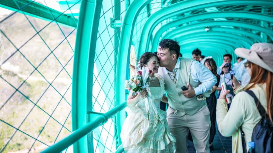 Pomera granice mogućeg: Kina zvanično otvorila najviši most na svetu na 625 metara visine, sa kafićem i staklenim šetalištem (FOTO)