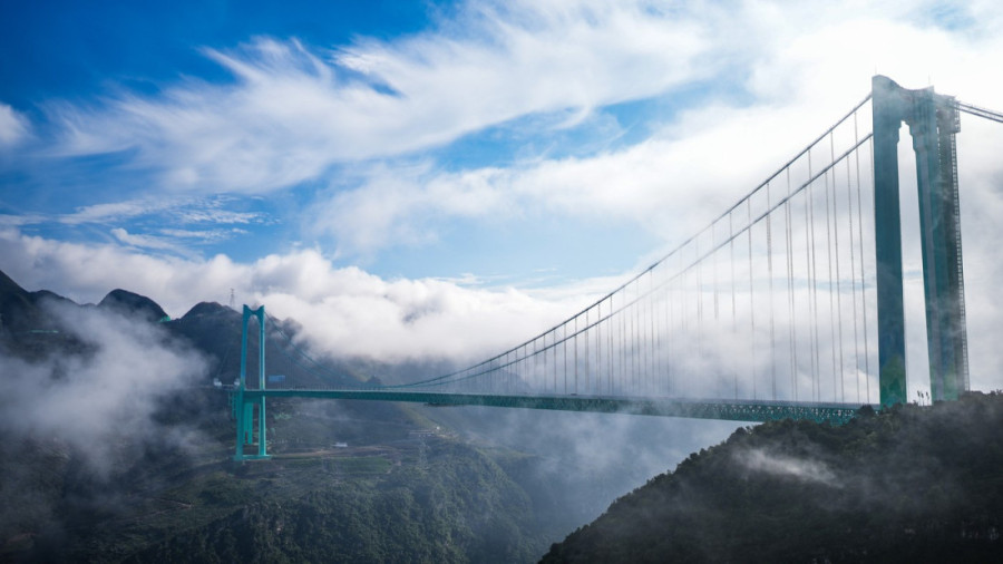 Pomera granice mogućeg: Kina zvanično otvorila najviši most na svetu na 625 metara visine, sa kafićem i staklenim šetalištem (FOTO)