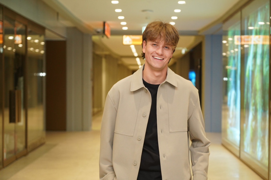 On je Zdravko Čolić novog doba! Devojke načisto poludele za ovim mladim pevačem