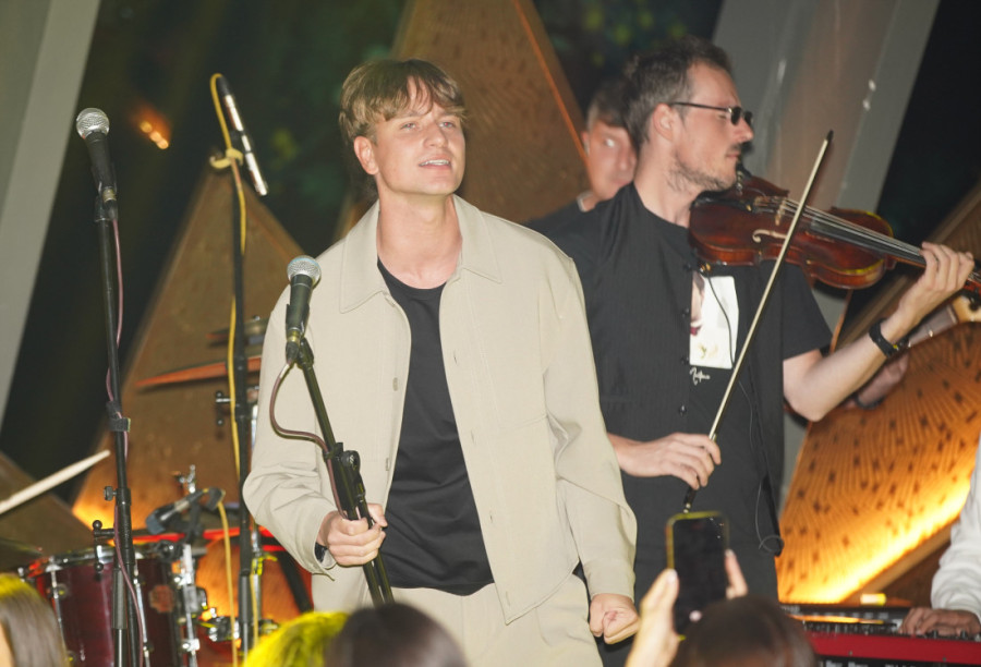 On je Zdravko Čolić novog doba! Devojke načisto poludele za ovim mladim pevačem