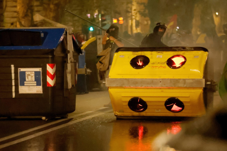 Ulice Rima u plamenu! Sukobi demonstranata i policije, više desetina povređenih!