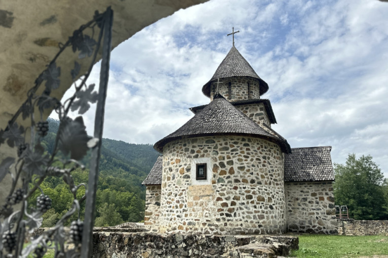 Velika svetinja do koje se teško stiže: Manastir Uvac više puta se dizao iz pepela, oko njega i danas raste posebna divlja vinova loza