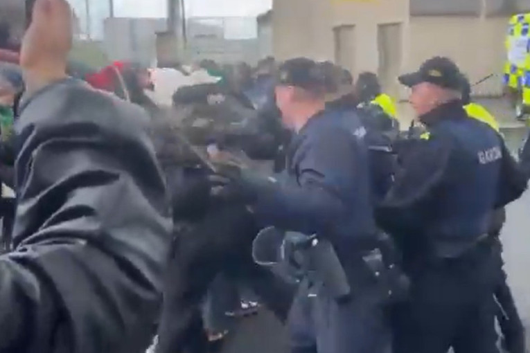 Žestok obračun u Irskoj: Policija pendrecima i biber sprejom rasterala blokadere