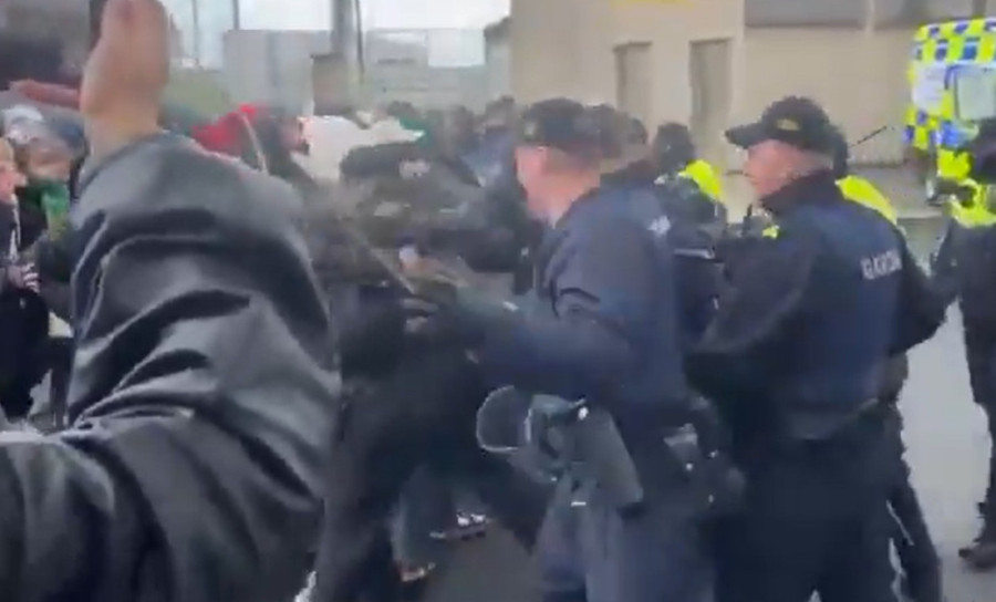 Voz sa 110 Italijana zamalo pogođen u vazdušnom napadu!