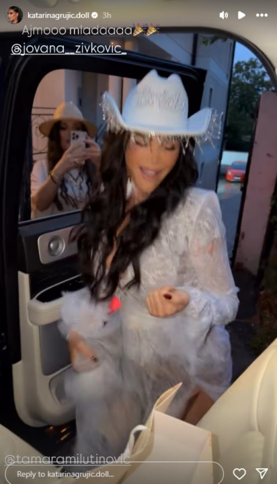 Izabranica našeg pevača slavi devojačko veče: Luda žurka počela u limunzini!