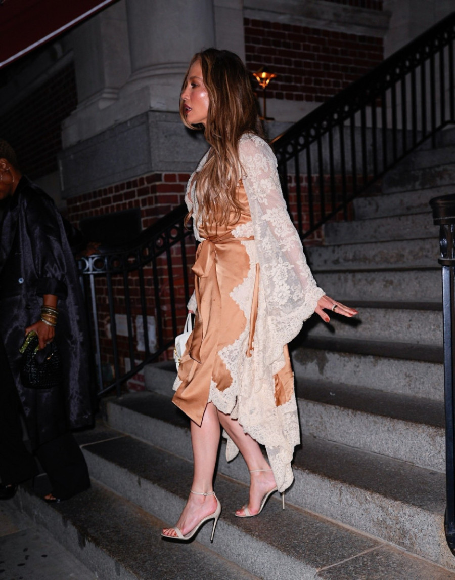 Džej Lo rizikovala i promašila: Obukla haljinu koja joj dodaje godine, a izgleda kao kućni ogrtač (FOTO)