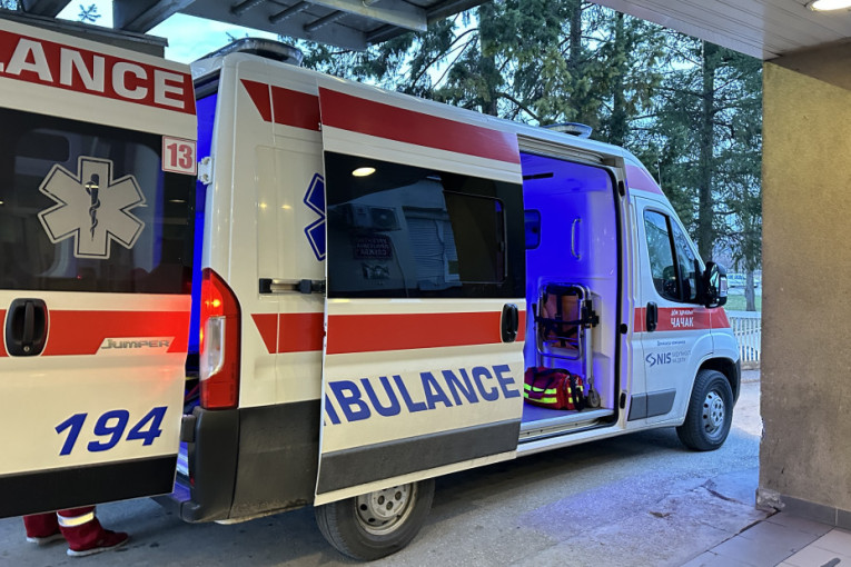 Jeziva scena u Nišu! Telo muškarca ispred ulaza, policija na terenu!