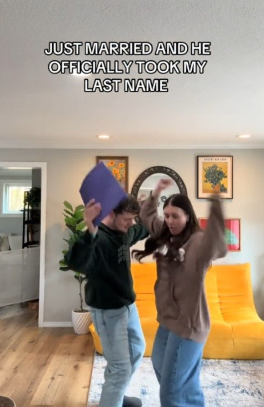 "Izgubio si muškost!" Suprug poznate influenserke uzeo njeno prezime, pa se na njih obrušila lavina negativnih komentara (ANKETA)