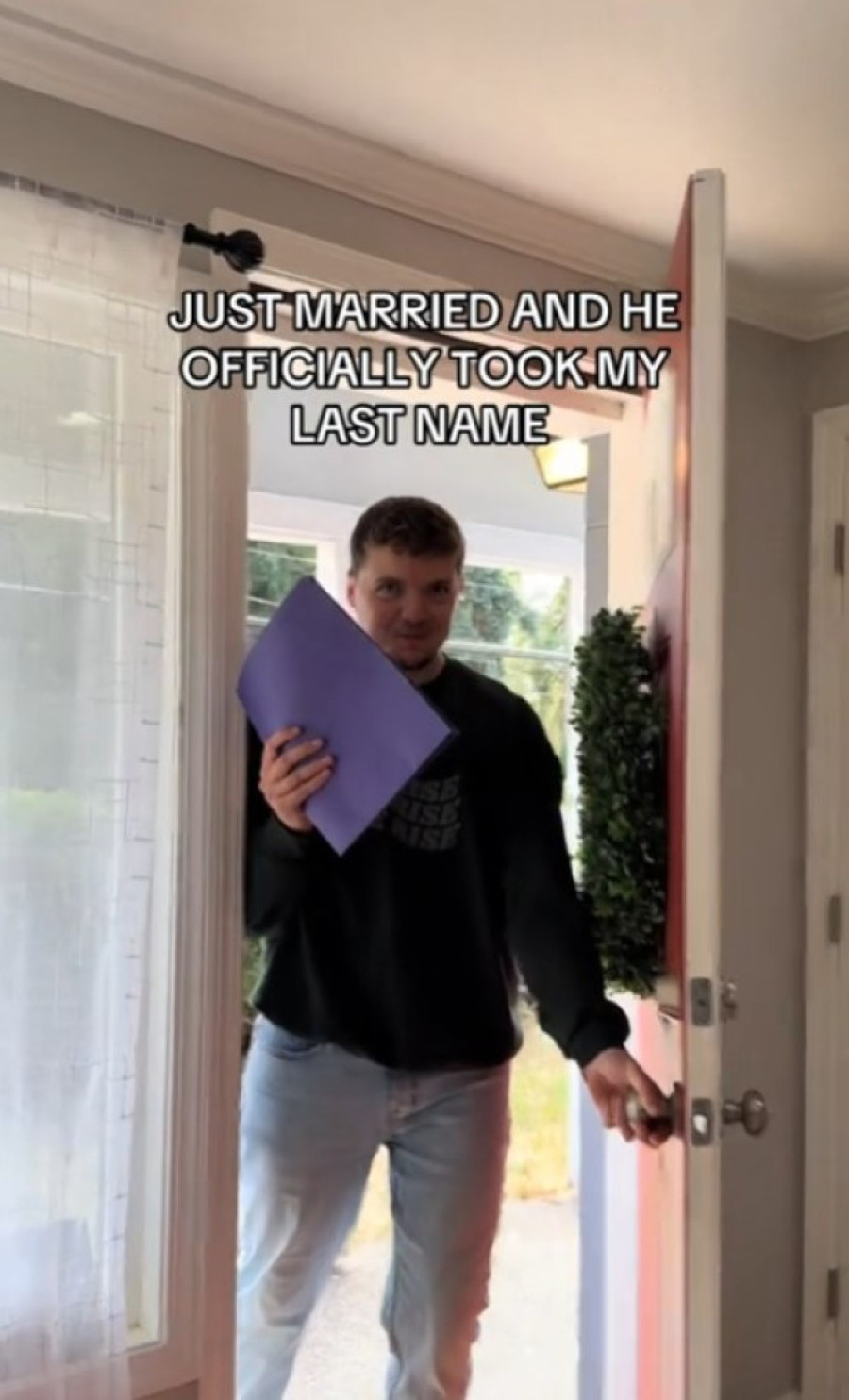 "Izgubio si muškost!" Suprug poznate influenserke uzeo njeno prezime, pa se na njih obrušila lavina negativnih komentara (ANKETA)