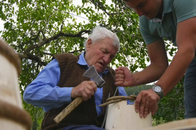 Deka zmaj iz Prijepolja: Ima 90 godina i svakog dana ide motorom u šumu da pravi čabriće za sir (FOTO)