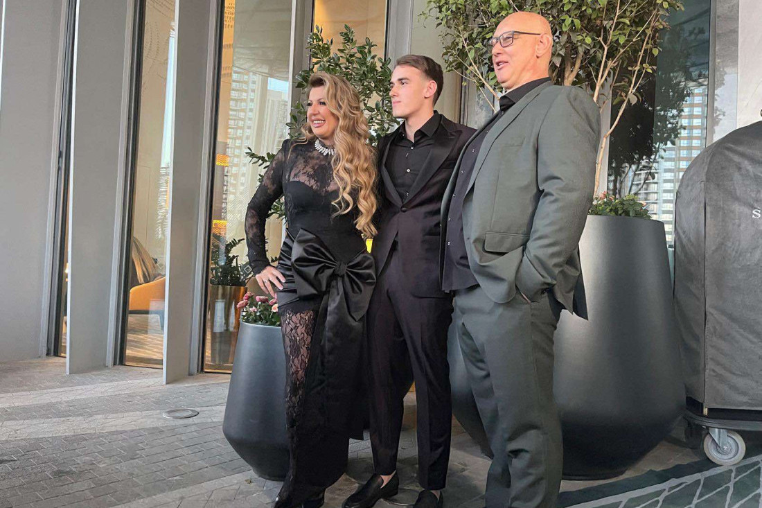 Viki i Taške slave sinu punoletstvo: Andrej stigao besnom mašinom, ponosni roditelji blistaju (FOTO/VIDEO)