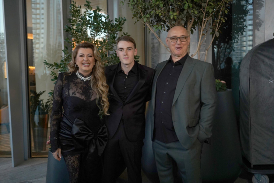 Ovako izgleda snajka Viki Miljković: Andrejeva devojka prošetala minić od perja i gola ramena