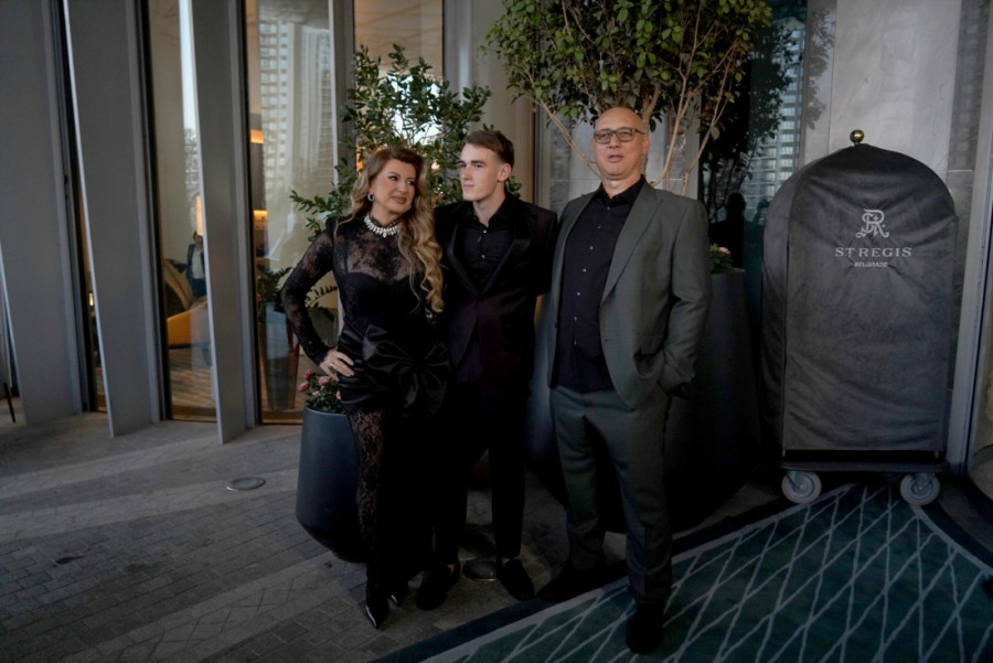 Poznati se sjatili na veselje kod Viki: Žika Jakšić i kum Saše Popovića ne skidaju osmeh! (GALERIJA)