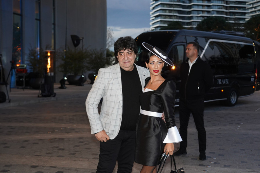 "Udala se zbog para!" Pevačicin 30 godina stariji muž razvezao jezik o braku!