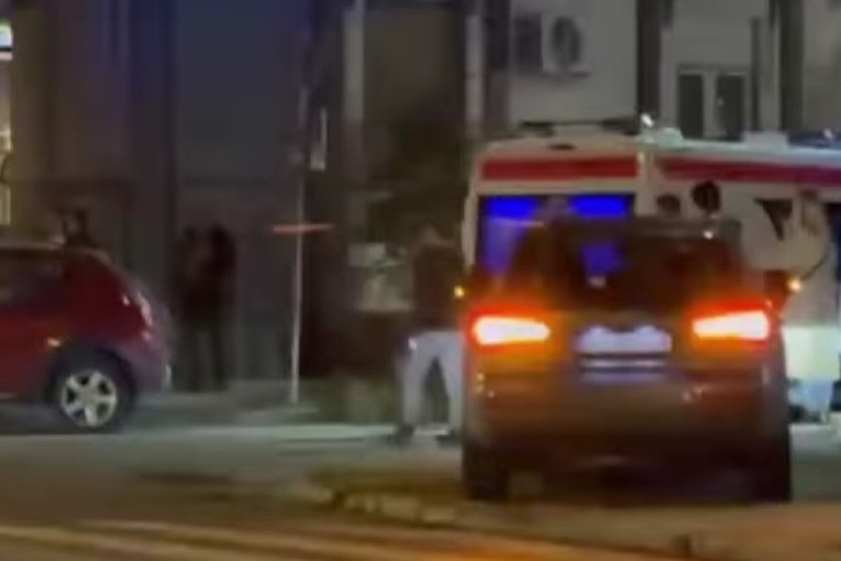 Žestok sudar više vozila u Novom Sadu: Automobili završili na trotoaru, povređen muškarac! (VIDEO)