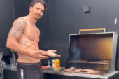 Ja te volim čak i kad se svetim: Ibrahimović "odlepio" pored roštilja  (VIDEO)