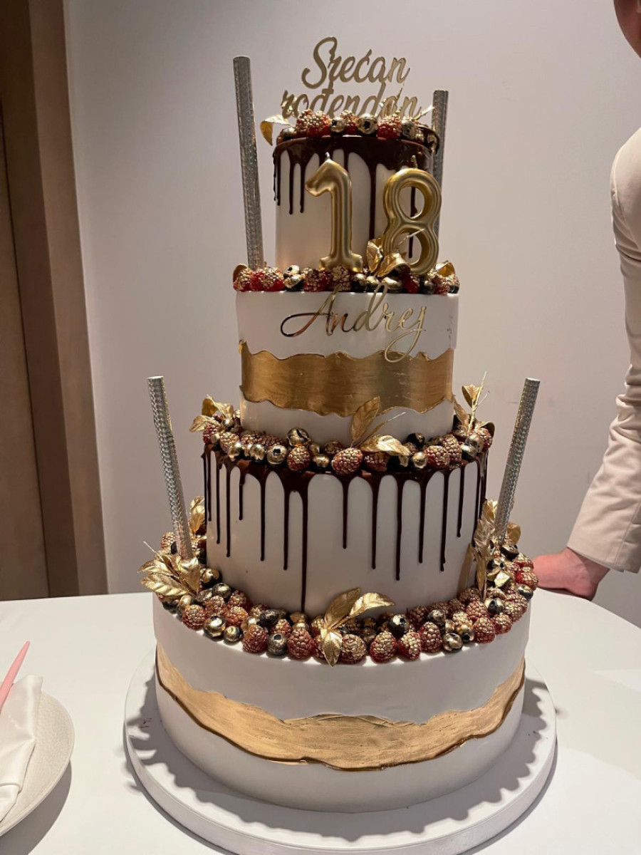 Kuma Ceca razmrdala goste, a ponosna majka slavljenika ih "dokrajčila": Hit detalji s punoletstva Andreja Taškovića!