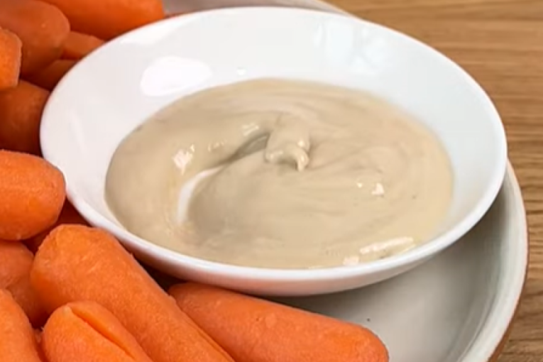 Trik koji je osvojio društvene mreže: Otkrijte recept sa tahinijem koji pretvara sok od kiselih krastavaca u zdrav umak (VIDEO)