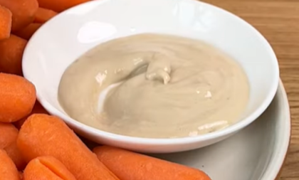 Trik koji je osvojio društvene mreže: Otkrijte recept sa tahinijem koji pretvara sok od kiselih krastavaca u zdrav umak (VIDEO)