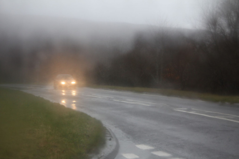 Kako se vozi po magli? Ovo je nekoliko grešaka koje nikako ne smete da napravite