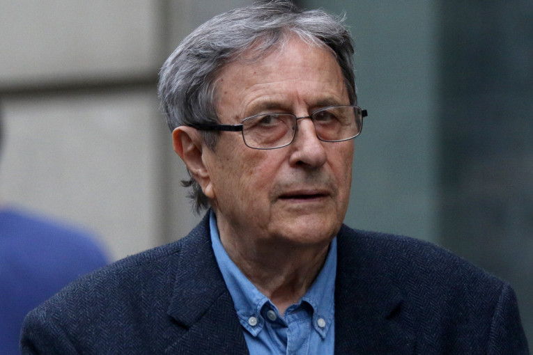 Luda vožnja kroz selo: Taksi preleteo raskrsnicu pored škole punom brzinom, meštani u strahu! (VIDEO)