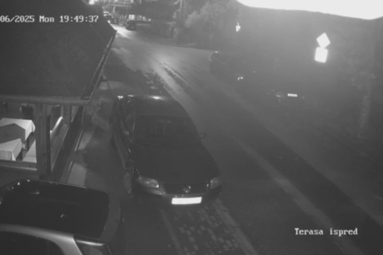 Luda vožnja kroz selo: Taksi preleteo raskrsnicu pored škole punom brzinom, meštani u strahu! (VIDEO)