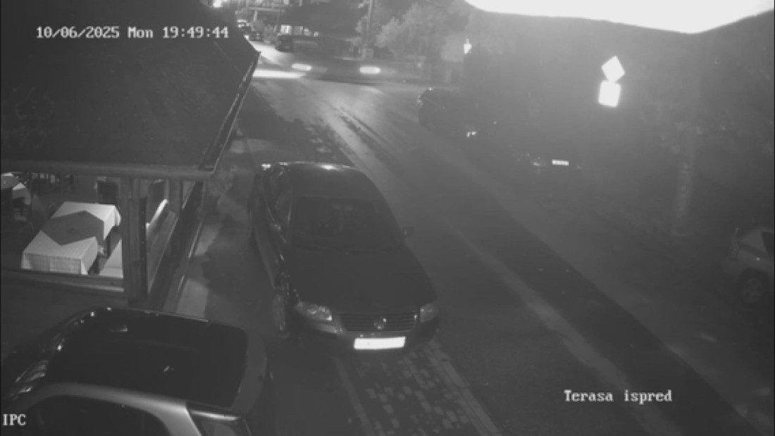 Luda vožnja kroz selo: Taksi preleteo raskrsnicu pored škole punom brzinom, meštani u strahu! (VIDEO)