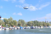 Moć i hrabrost MUP-a: Helikopter lebdi nad vodom, spasioci izvlače čoveka u trenutku! (VIDEO)