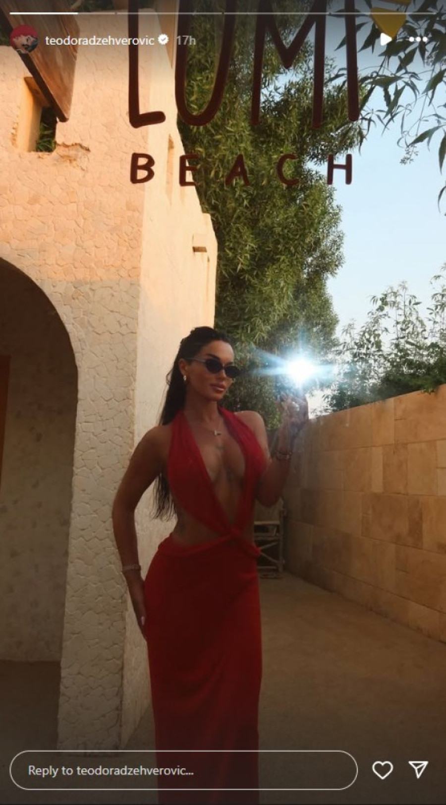 Dekolte do pupka, a grudi jedva obuzdala! Džehva u se*si izdanju zapalila mreže (FOTO)