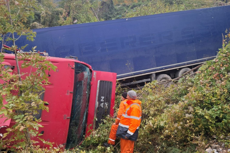 Neverovatna akcija spasavanja: Putari primetili šleper koji je sleteo sa puta, vozač bio zarobljen u kabini više od 12 sati!
