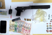 Hapšenje u Obrenovcu: Mladiću pronađena droga i pištolj sa prigušivačem