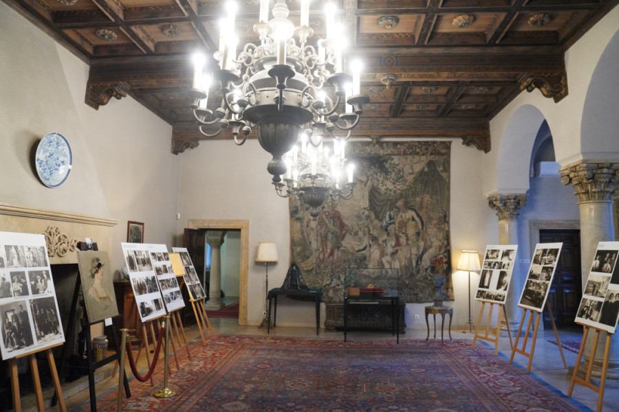 Veličanstvena "Kruna dobrote": Izložba posvećena kraljici Mariji Karađorđević otvorena u Kraljevskom dvoru (FOTO)