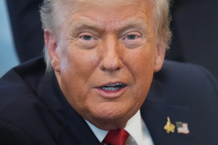 Tramp ponovo provocira! Video sa unukom izazvao lavinu reakcija! (VIDEO)