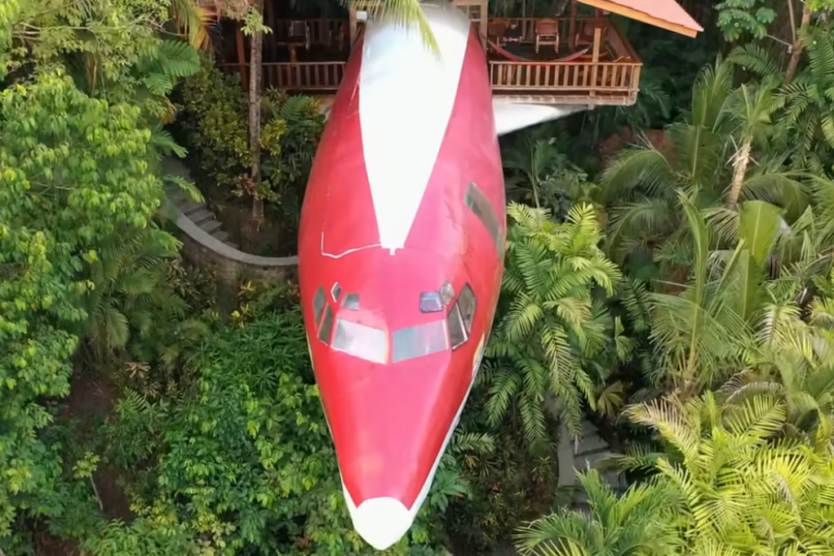 Avion pretvoren u luksuzni hotel: Spavajte usred prašume i  probudite se među majmunima (FOTO)