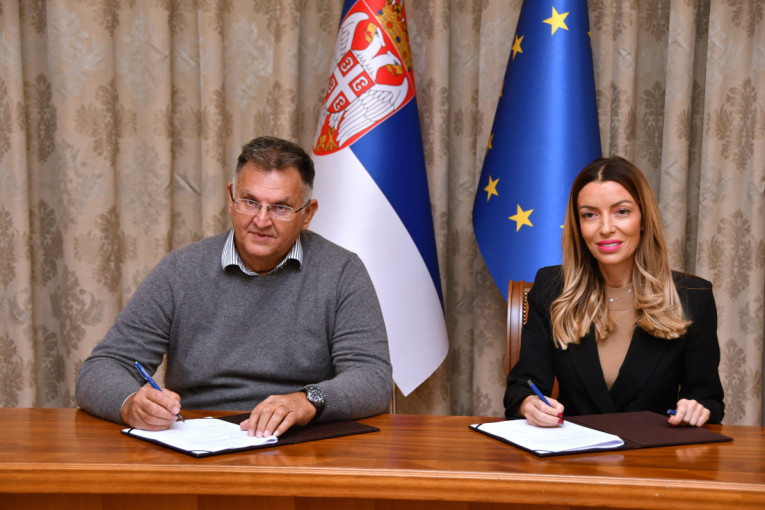 Investicija od 112 miliona evra! Ministarka Mesarović potpisala ugovor sa predstavnicima kompanije "Lafarž" (FOTO)