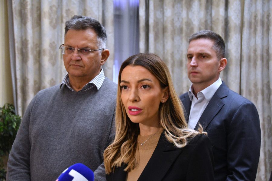 Investicija od 112 miliona evra! Ministarka Mesarović potpisala ugovor sa predstavnicima kompanije "Lafarž" (FOTO)