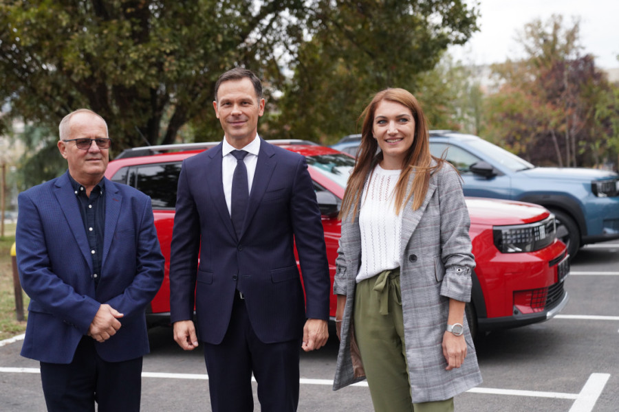 Dobitnicima nagradne igre "Uzmi račun i pobedi" uručeni ključevi kola i stana (FOTO/VIDEO)