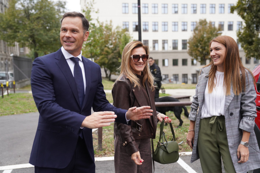 Dobitnicima nagradne igre "Uzmi račun i pobedi" uručeni ključevi kola i stana (FOTO/VIDEO)